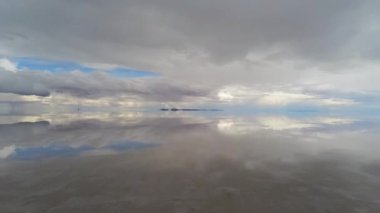 Salar De Uyuni, Bolivya. Sonsuz Ufuk ve Ayna Yansımasının Hava Görüntüsü