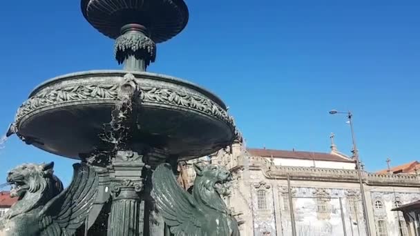 포르투, 포르투갈. 시내에 있는 장미 분수와 카르모 가톨릭 교회 — 비디오