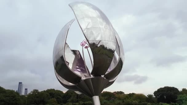 Μνημείο Floralis Generica, Μπουένος Άιρες, Αργεντινή. Σύγχρονη τέχνη κάτω από συννεφιασμένο ουρανό — Αρχείο Βίντεο