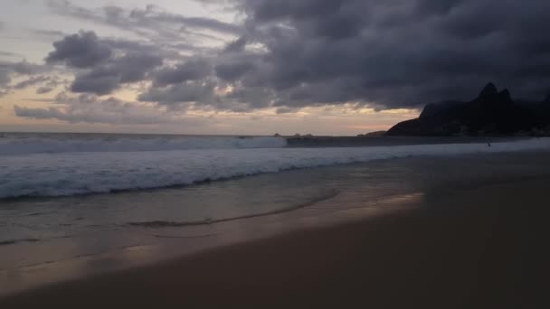 Ipanema Strand Rio de Janeiro, Abendwolke und Meereslandschaft, linke Pan — Stockvideo