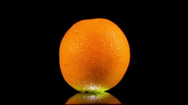 Spinning Orange 'ın Kapanışı. Siyah Arkaplanda Meyve