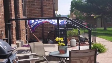 Trump Amerika 'yı Büyük 2020 Bayrağı Kampanya Ofisi Önünde Tutuyor