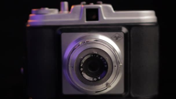Oude Agfa Agnar analoge fotocamera, Vintage Tech uit de jaren zeventig. Sluiten van Full Frame — Stockvideo