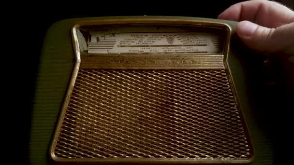 Tuning para la estación de radio en el transistor Vintage — Vídeo de stock