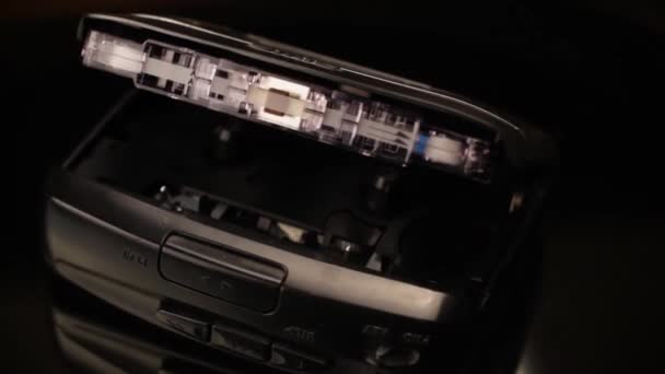 Abrir Walkman y cinta cassette. Reproductor de grabaciones portátil vintage, primer plano — Vídeos de Stock