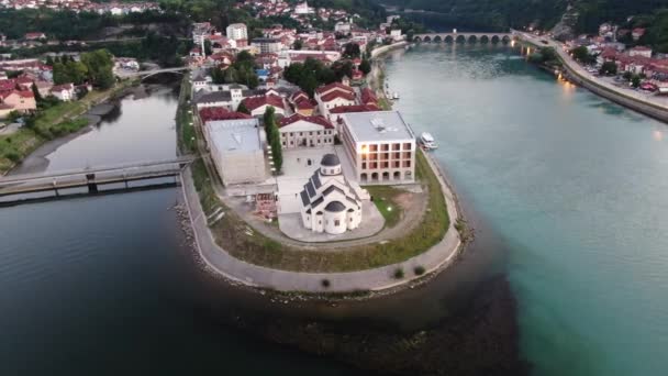 Visegrad, Bosnien. Flygfoto över Andric Grad halvön och bro på Drina River — Stockvideo