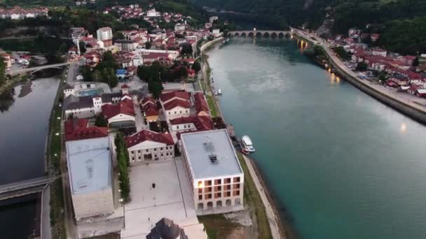 Vista aérea de Andric Grad e Mehmed Pasa Sokolovic Bridge em Visegrad, Bósnia — Vídeo de Stock