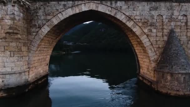 Visegrad, Bosnia. Vedere aeriană, stâlpi și arcul podului Mehmed Pasa Sokolovic — Videoclip de stoc