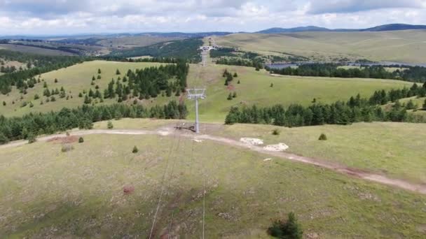 Zlatibor Gold Gondola Lift Route, Srbsko. Letecký pohled na kabely a věže — Stock video