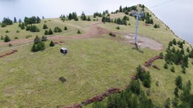 Sırbistan 'ın Ribnicko Gölü' ndeki Zlatibor Altın Gondol Asansör Kabini Havadan Görünümü