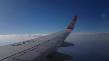 Voegol Havayolları Uçak Bulutların Üzerinde Uçuyor, Mavi Gökyüzü Kanat Yolcusu POV üzerinde