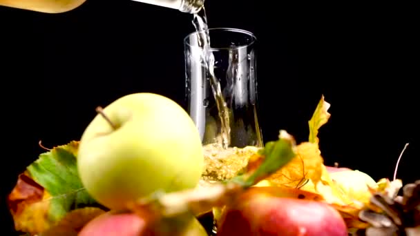 Χύνοντας μηλίτη μήλου από το μπουκάλι στο γυαλί, αργή κίνηση, κοντά με πτώση διακόσμηση — Αρχείο Βίντεο
