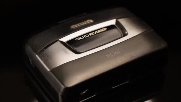 Vintage Aiwa Walkman cinta de casete de audio reproductor portátil, de cerca — Vídeos de Stock