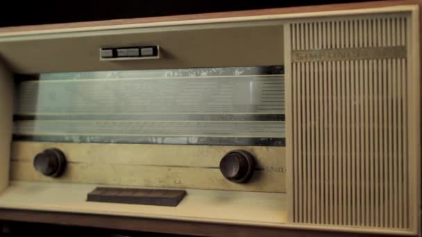 Radio Vintage AM dan FM Penerima Dari tahun 1970-an, Memutar Tutup — Stok Video