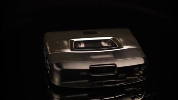 Винтажный плеер Walkman Audio Cassette Player, мужская рука выключает проигрывание ленты — стоковое видео