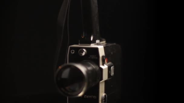 Vintage Super 8-as kamera, Szovjetunióban készült. Szovjet Zenit Quarz, közelkép — Stock videók