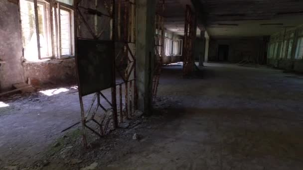Pripyat, Ucrania, Zona de exclusión de Chernobyl, Interior del edificio abandonado vacío — Vídeos de Stock