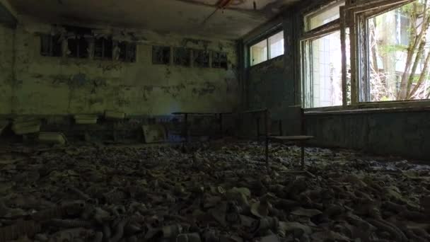 Pusztító horror jelenet Pripyat Csernobil kizárt zóna gázmaszkok padlón — Stock videók