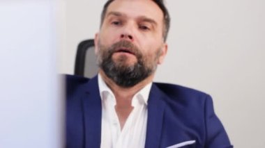 Endişeli İşadamı Ofisteki Bilgisayar Ekranına Baktı, Hisse Fiyatları Azaldı