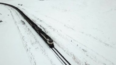 Beyaz Karlı Amerikan Manzarasında Kargo Treni, Hava Manzarası.