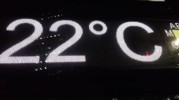 Primer plano del reloj digital led y la pantalla de temperatura Billboard en la noche de verano — Vídeos de Stock