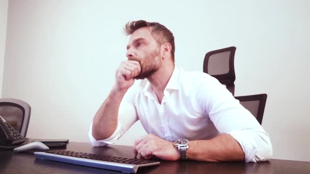 Homem de negócios frustrado em escritório corporativo Trabalhando no computador — Vídeo de Stock