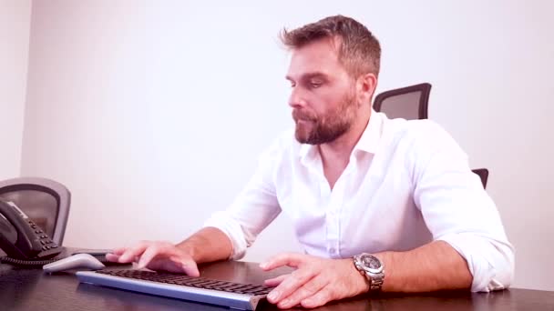 Nervous Business Manager Looking at Computer Screen With Disappointment Gesture — Stock Video