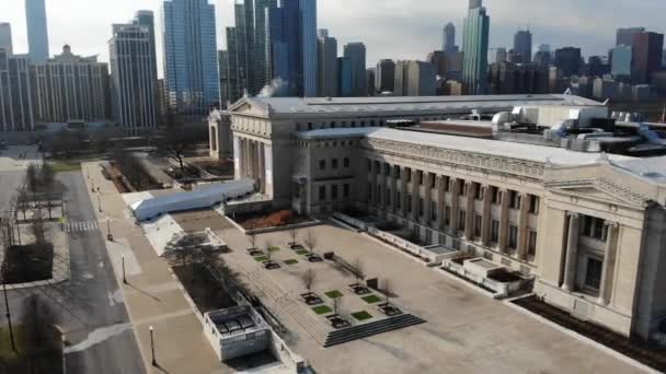 Vista aérea do Museu Field e dos arranha-céus do centro de Chicago na Sunny Spring Day — Vídeo de Stock