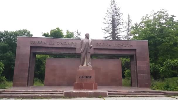 Estatua de Lenin en Chisinau, Moldavia. Líder comunista y monumento revolucionario — Vídeos de Stock