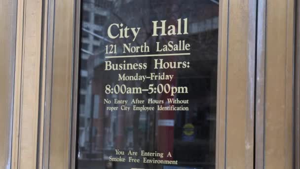 Firma e información sobre la puerta de entrada del ayuntamiento de Chicago, Illionis USA — Vídeos de Stock