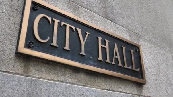 Ayuntamiento de Chicago EE.UU. Firmar en la fachada del edificio, de cerca — Vídeos de Stock