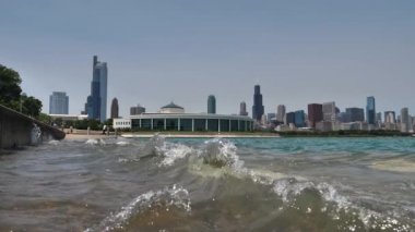 Michigan Gölü kıyısında Chicago Skyline ile Yavaş Dalgalar Hareketi