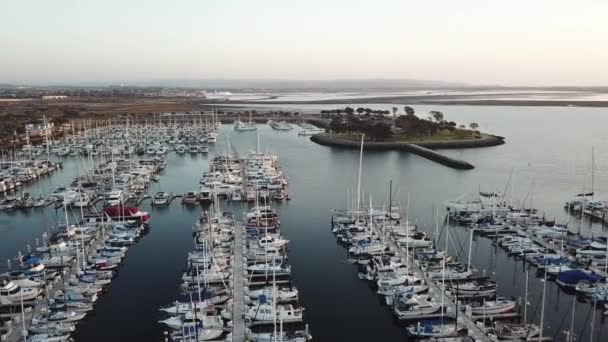 San Diego Marina na zonsondergang. Californië, Verenigde Staten. Luchtfoto van boten en jachten — Stockvideo