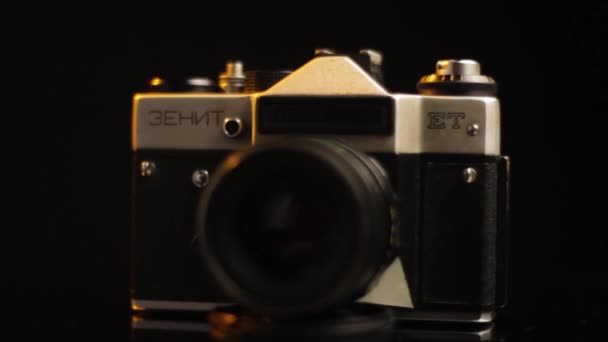 Vintage Sovjet Zenit ET foto analoge camera uit de jaren zeventig, close-up — Stockvideo