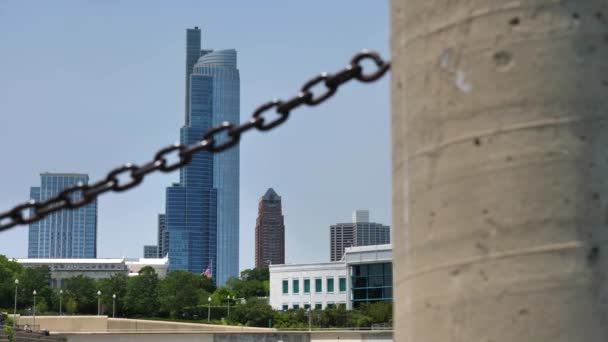 芝加哥市中心的摩天大楼和公寓楼，链下慢动作视图 — 图库视频影像