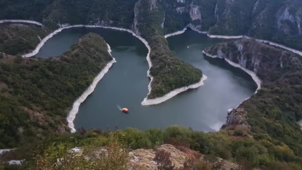 Uvac River Meanders, Srbsko. Vyhlídka na loď v kaňonu přírodní rezervace — Stock video
