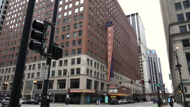 Cadillac Palace Theatre, Metropolitan Building. Downtown Chicago tijdens Covid-19 — Stockvideo