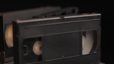 VHS Video Teyplerini Kapat, Video Kasetler Siyah Arkaplanda Dönüyor