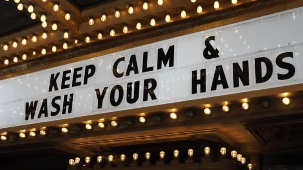 Hold roen og vask dine hænder tegn ved indgangen til lukket teater under Covid-19 – Stock-video