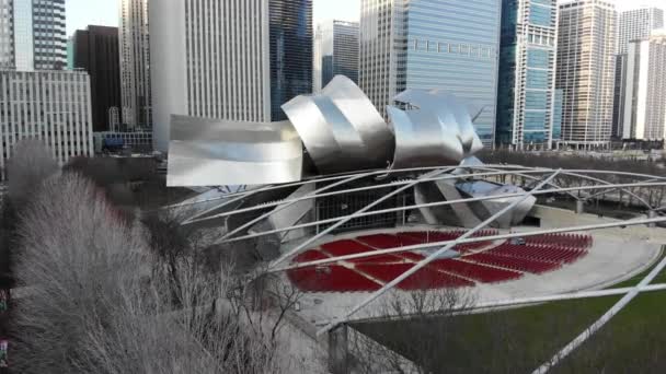 Vista aérea del Pabellón Vacío en el Parque Milenio. Chicago durante el virus Covid-19 — Vídeos de Stock