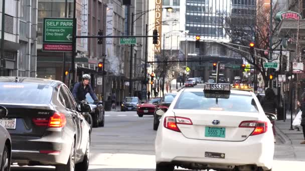 Чикаго, Іллінойс, США. Light Downtown Traffic on Streets during Covid-19 Virus — стокове відео