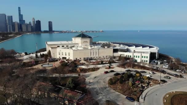 Вид с воздуха на здание аквариума Шедда на озере Мичиган, Чикаго, США — стоковое видео