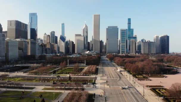 Vista aérea, tráfico silencioso en Columbus Drive, rascacielos de Chicago en segundo plano — Vídeos de Stock
