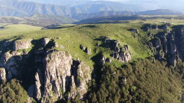 Naturalne piękno Serbii. Widok z lotu ptaka Stara Planina, pasmo gór Bałkanów — Wideo stockowe