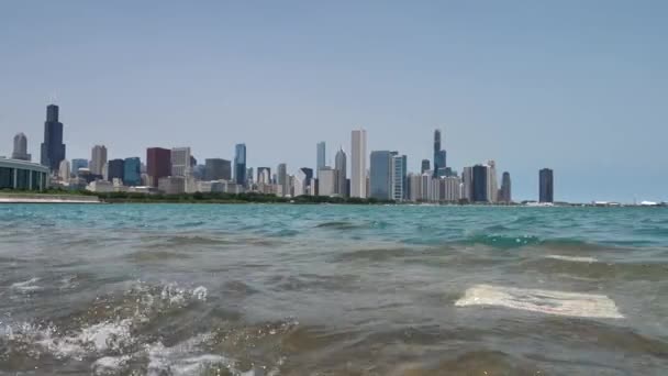 Αργή κίνηση των κυμάτων στο Michigan Lake Boardwalk και Chicago City Waterfront — Αρχείο Βίντεο