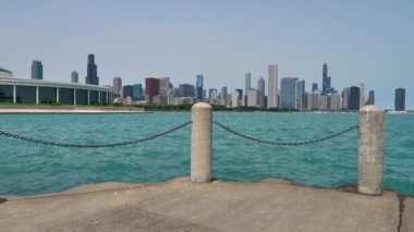 Michigan Gölü kıyısındaki Boardwalk 'tan Chicago Rıhtımı ve Skyline Yavaş Hareket Görüntüsü