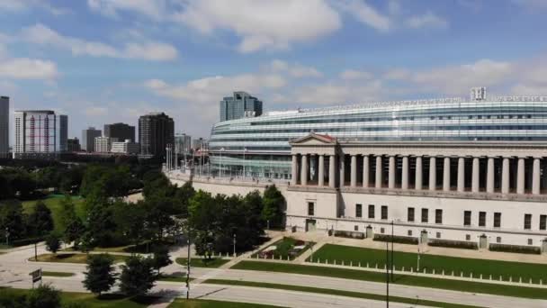 Chicago, Soldier Field Football Stadium, Home of Bears NFL Team. Vista aérea — Vídeos de Stock