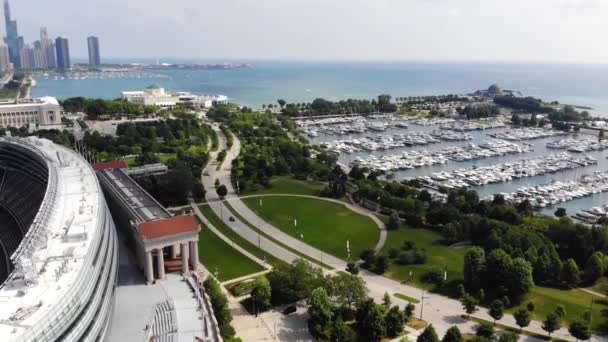 Футбольный стадион Soldier Field и Burham Harbour Marina, Чикаго, вид с воздуха — стоковое видео