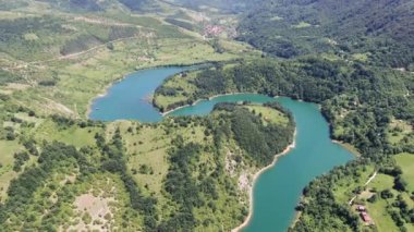 Zavojsko Jezero, Sırbistan, Turkuaz Gölü Su ve Yeşil Manzara Havadan Görünümü