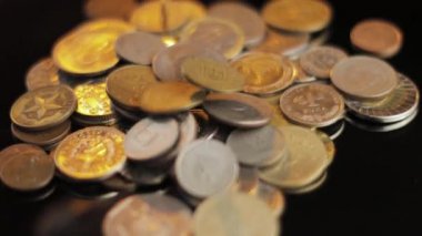 Farklı Ülkelerden Yabancı Paralar Siyah Arkaplan Döndürme Kapanışına Düşüyor